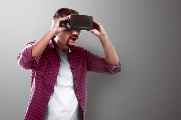 Homem assistindo algo no fone de ouvido realidade virtual — Fotografia de Stock