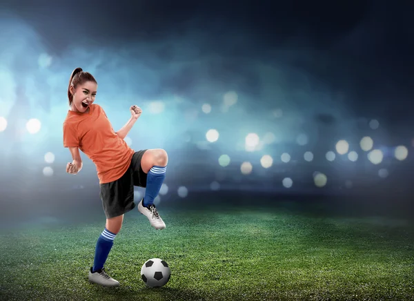 Mulher feliz jogador de futebol — Fotografia de Stock