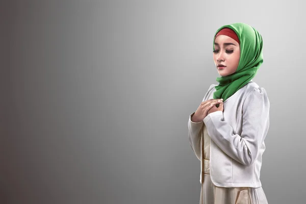 Asiatische muslimische Frau betet — Stockfoto