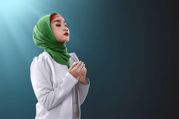 Asian muslim woman praying — Stock Photo, Image