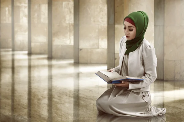 Woman Reading Koran — Stock Photo, Image