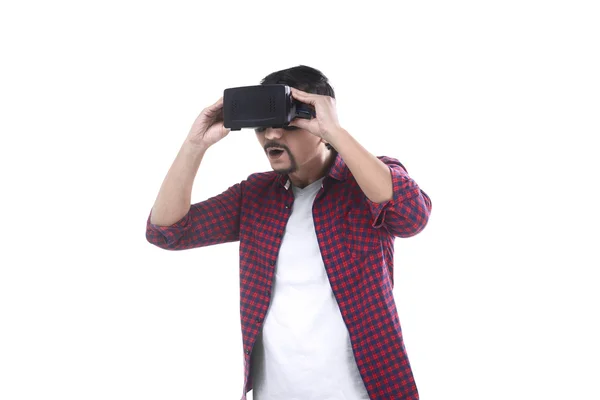 Homem assistindo filme no fone de ouvido realidade virtual — Fotografia de Stock