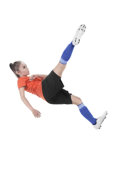 Nő labdarúgó játékos rúgni labda — Stock Fotó