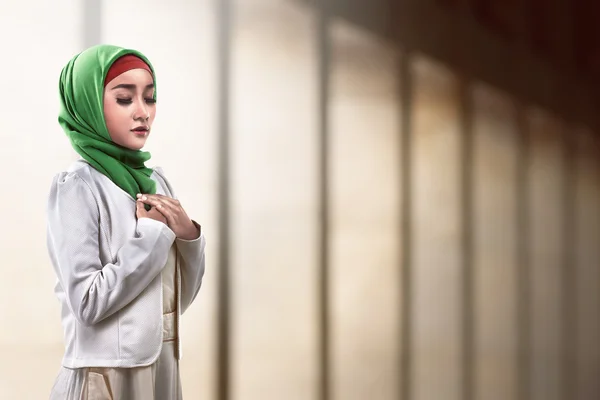 Asijské muslim žena modlí — Stock fotografie