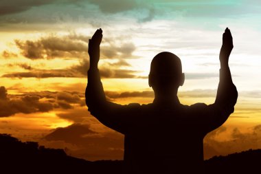 Genç Müslüman adam dua ediyor.