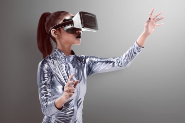 kadın lateks kostüm ve Vr kulaklık