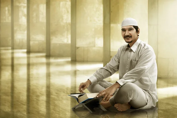 阅读古兰经 》 的亚洲穆斯林男子 — 图库照片
