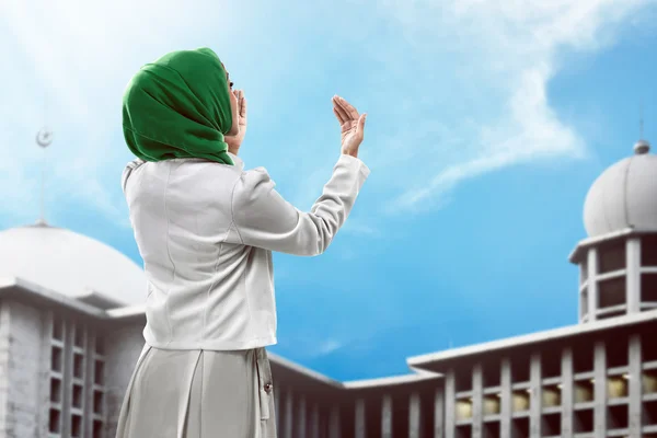 Обратный вид мусульманской женщины молящейся — стоковое фото