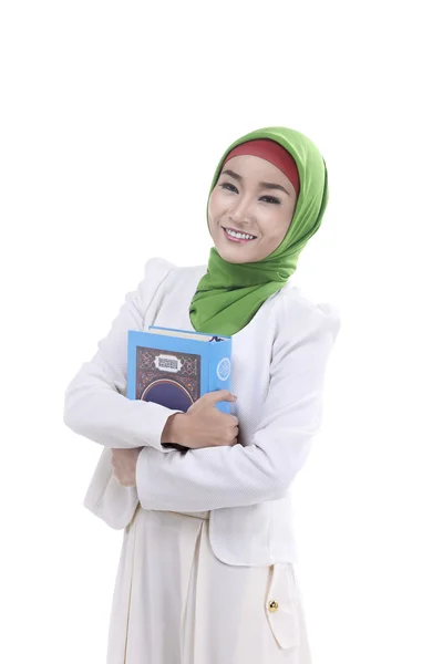 Asian muslim woman holding koran — Stock Photo, Image