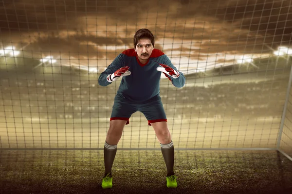 Goleiro na frente da baliza — Fotografia de Stock