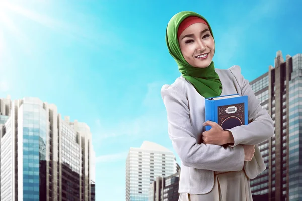 Asiático musulmán mujer holding koran — Foto de Stock