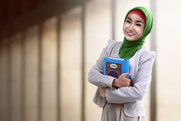 Asian muslim woman holding koran — Stock Photo, Image