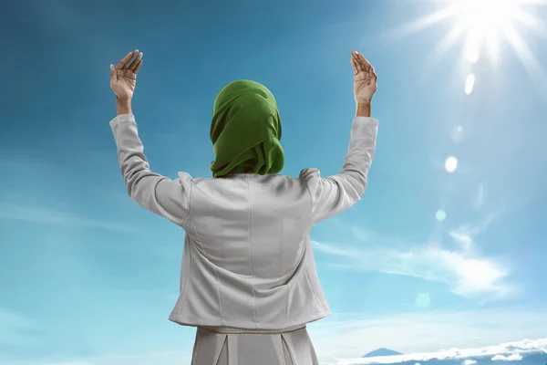 祈るイスラム教徒の女性の背面図 — ストック写真