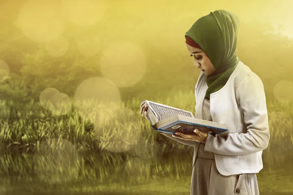 Asian muslim woman reading koran — Stock Photo, Image