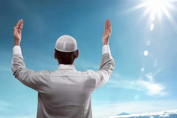 Young muslim man praying — Stock Photo, Image