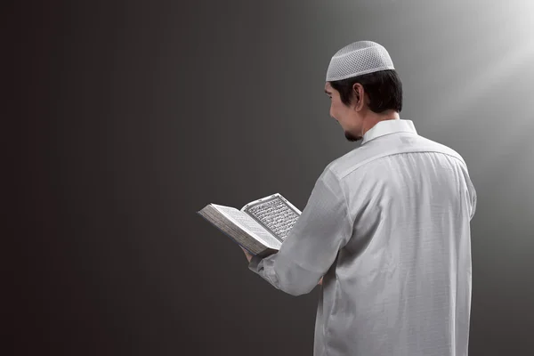 Müslüman erkek Kur'an okuma — Stok fotoğraf