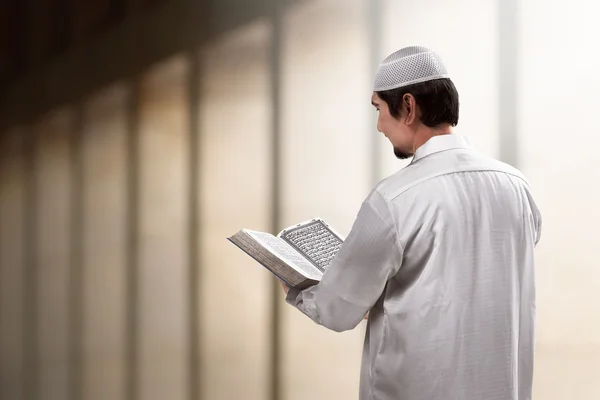 穆斯林人阅读古兰经 》 — 图库照片