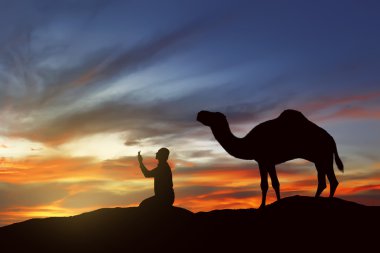 Müslüman adamın silueti dua ediyor. 