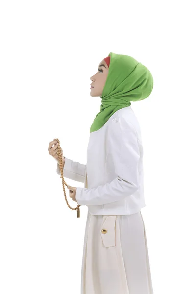 Femme musulmane tenant des perles de prière — Photo