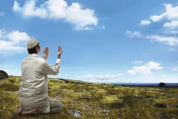 Muslim man praying on the mountain — Stock Photo, Image