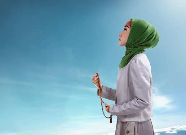Moslimvrouw bedrijf gebed kralen — Stockfoto