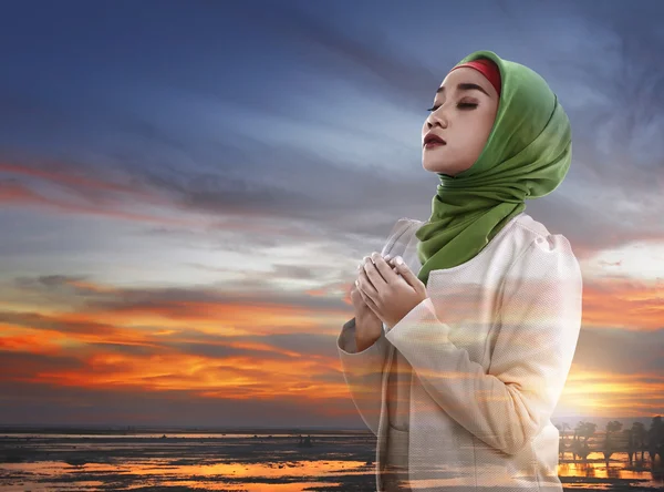 二重露光祈るイスラム教徒の女性のイメージ — ストック写真