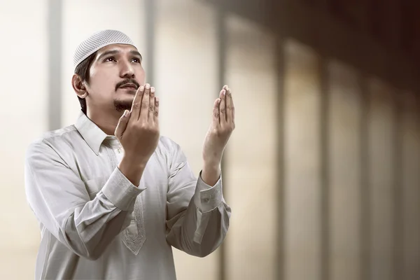 Образ молодого мусульманського чоловіка, який молиться — стокове фото