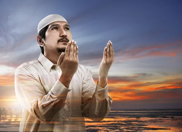 Obraz człowieka muzułmańskich podwójnej ekspozycji, modląc się — Zdjęcie stockowe