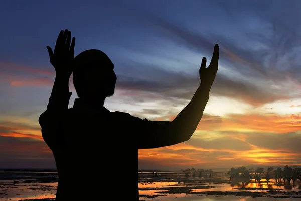 Silhouette dell'uomo musulmano che prega — Foto Stock