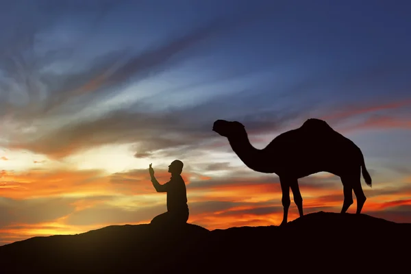 Müslüman adamın silueti dua ediyor. — Stok fotoğraf