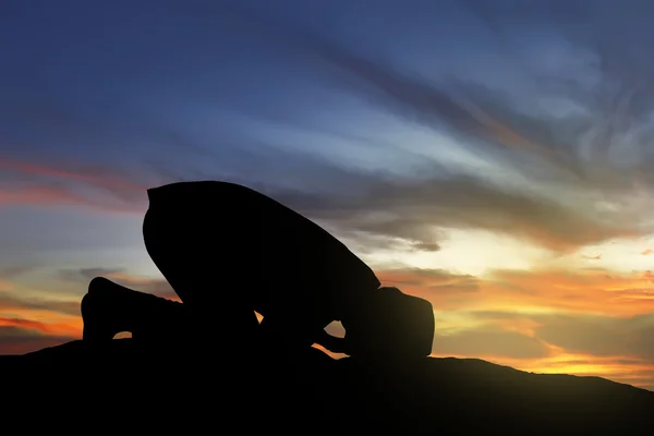 Silhouette dell'uomo musulmano che prega — Foto Stock