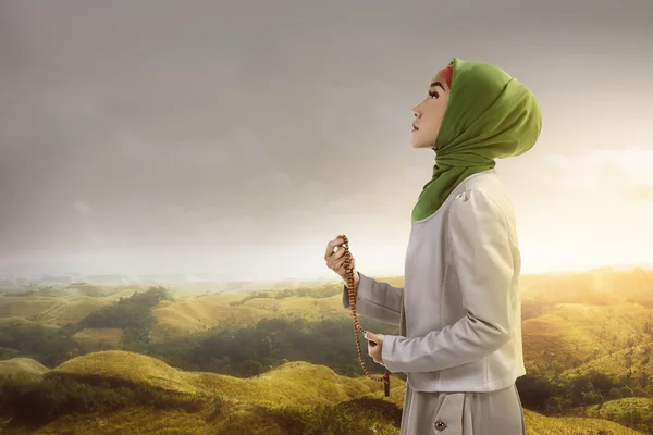 Moslimvrouw bedrijf gebed kralen — Stockfoto