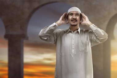 Adzan yapan Müslüman erkek