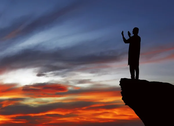 Man standing on the top of cliff — Stock Photo, Image