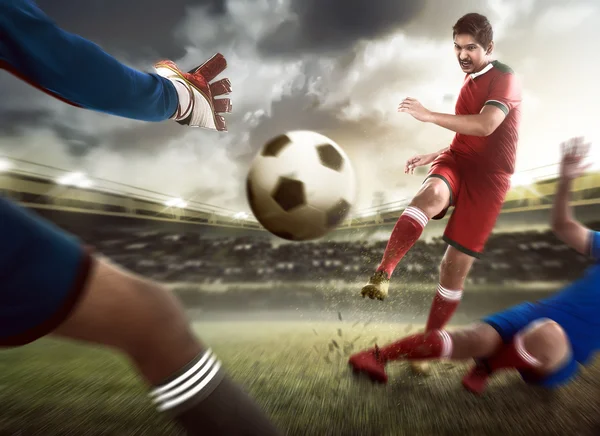 Man kicking  ball — Stock Photo, Image