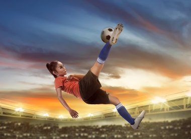 Asyalı kadın futbol oyuncu tekme top