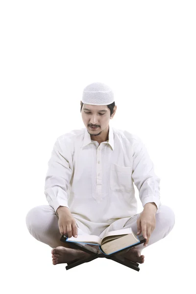 Homme lisant le Coran — Photo