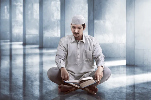 Homem lendo koran — Fotografia de Stock