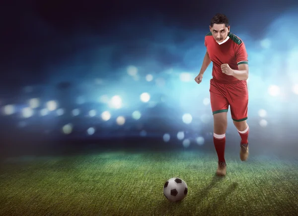 Fotboll-spelare dribbling bollen — Stockfoto