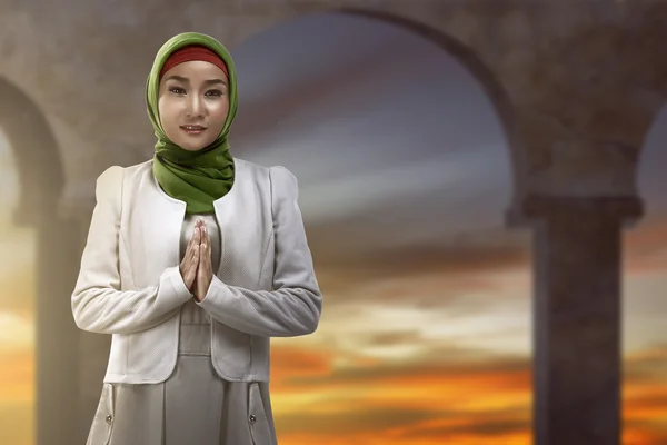 Aziatische islamitische vrouw die lacht — Stockfoto