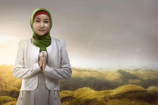 Aziatische islamitische vrouw die lacht — Stockfoto