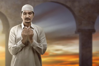  Genç Müslüman adam dua ediyor.