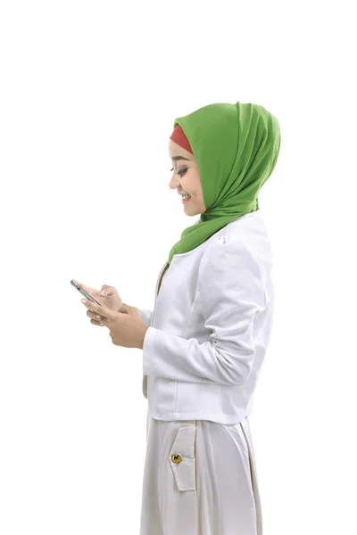 Muslimsk kvinna spelar på mobiltelefon — Stockfoto