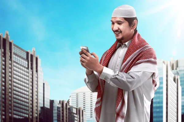 Muslimsk man anläggningen mobiltelefon — Stockfoto