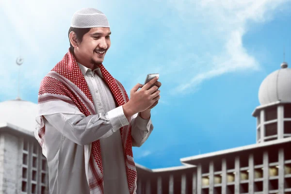 Muzułmanów człowiek gospodarstwa cellphone — Zdjęcie stockowe