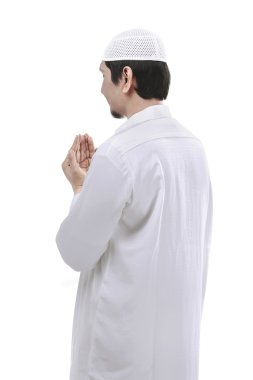 Genç Müslüman adam dua ediyor.