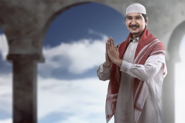 yakışıklı gülümseyen Müslüman adam dua