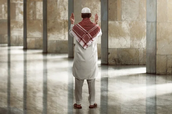 Молодий мусульманин молиться — стокове фото