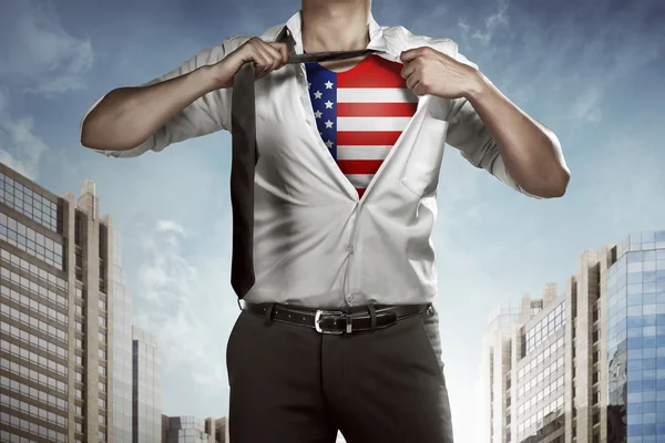 Uomo d'affari lacrime aprire la camicia con bandiera americana — Foto Stock