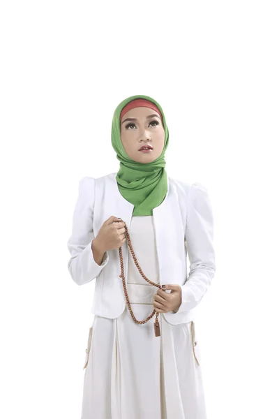 Muslimsk kvinna be med radband — Stockfoto